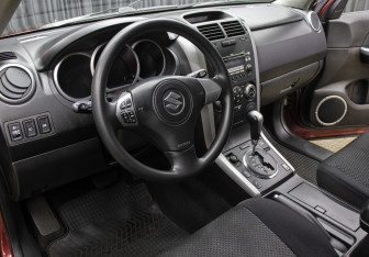 Подержанный автомобиль Suzuki Grand Vitara 2005 года (16 фото)