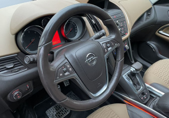 Подержанный автомобиль Opel Zafira Compactvan 2012 года (14 фото)