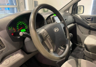 Подержанный автомобиль Hyundai H-1 2012 года (14 фото)