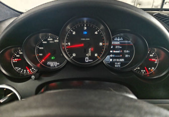 Подержанный автомобиль Porsche Cayenne 2010 года (19 фото)