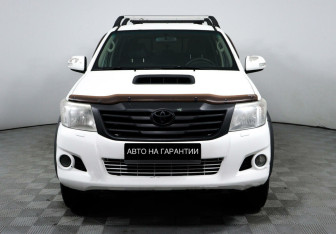 Подержанный автомобиль Toyota Hilux 2012 года (2 фото)