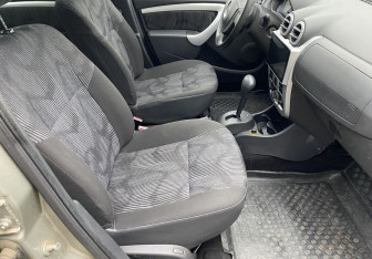 Подержанный автомобиль Renault Logan Sedan 2010 года (9 фото)