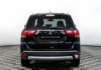 Подержанный автомобиль Mitsubishi Outlander 2015 года (6 фото)