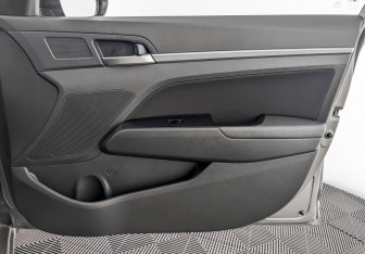 Подержанный автомобиль Hyundai Elantra Sedan 2020 года (21 фото)