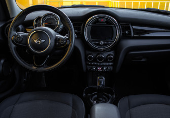 Подержанный автомобиль MINI Hatch 2018 года (10 фото)