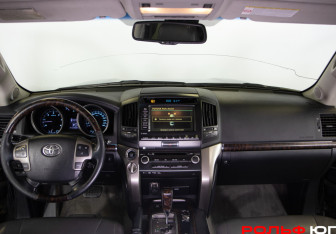 Подержанный автомобиль Toyota Land Cruiser Suv 2010 года (11 фото)