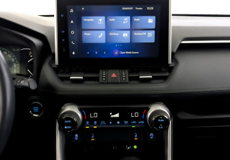 Подержанный автомобиль Toyota RAV4 2022 года (15 фото)