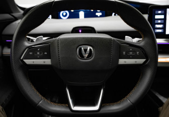 Подержанный автомобиль Changan UNI-V 2023 года (10 фото)