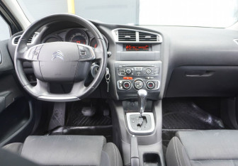 Подержанный автомобиль Citroen C4 Hatchback 2012 года (12 фото)