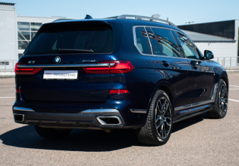 Подержанный автомобиль BMW X7 2021 года (5 фото)
