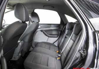 Подержанный автомобиль Ford Focus Hatchback 2011 года (9 фото)