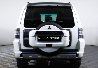 Подержанный автомобиль Mitsubishi Pajero 2012 года (4 фото)