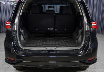 Подержанный автомобиль Toyota Fortuner 2022 года (10 фото)