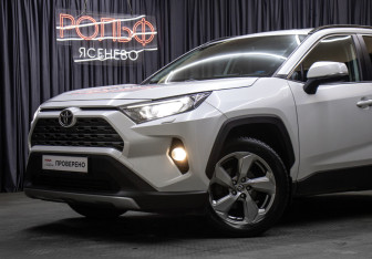 Подержанный автомобиль Toyota RAV4 2020 года (21 фото)