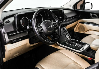 Подержанный автомобиль Kia Carnival 2020 года (9 фото)