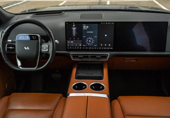 Подержанный автомобиль LiXiang L9 2023 года (13 фото)