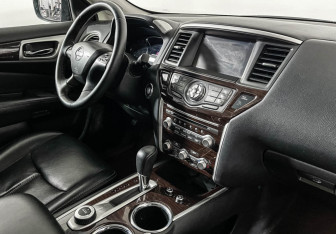 Подержанный автомобиль Nissan Pathfinder 2014 года (9 фото)