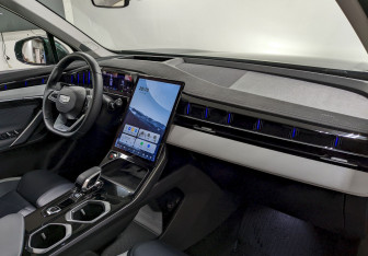 Подержанный автомобиль Geely Atlas 2024 года (20 фото)