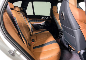 Подержанный автомобиль BMW X5 M 2024 года (14 фото)