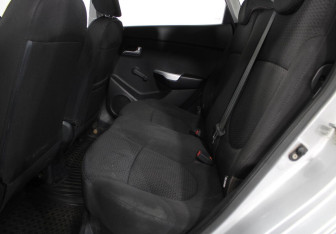 Подержанный автомобиль Kia Rio Hatchback 2012 года (7 фото)