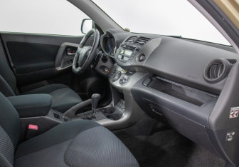 Подержанный автомобиль Toyota RAV4 2010 года (9 фото)
