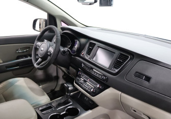 Подержанный автомобиль Kia Carnival 2018 года (10 фото)
