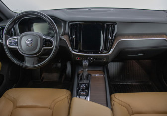 Подержанный автомобиль Volvo V60 Cross Country 2019 года (13 фото)