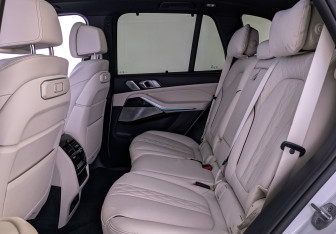 Подержанный автомобиль BMW X5 M 2025 года (18 фото)