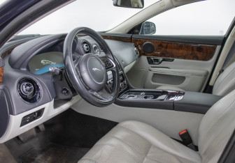 Подержанный автомобиль Jaguar XJ 2014 года (10 фото)