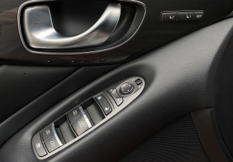 Подержанный автомобиль Infiniti Q50 2015 года (13 фото)