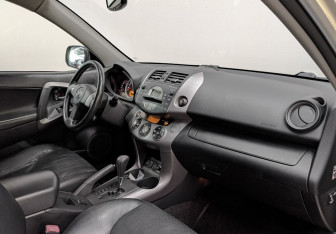 Подержанный автомобиль Toyota RAV4 2007 года (13 фото)