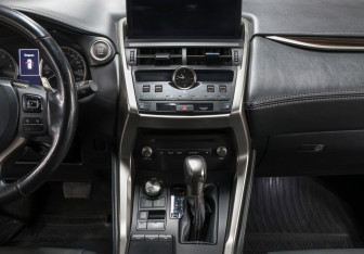 Подержанный автомобиль Lexus NX 2018 года (15 фото)