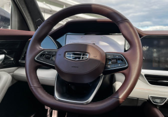 Подержанный автомобиль Geely Monjaro 2023 года (14 фото)