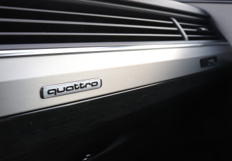 Подержанный автомобиль Audi Q7 2015 года (19 фото)