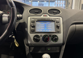 Подержанный автомобиль Ford Focus Sedan 2006 года (14 фото)