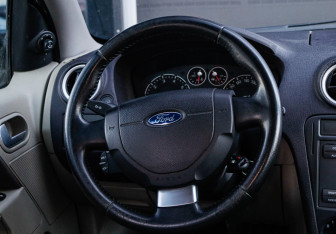 Подержанный автомобиль Ford Fusion 2006 года (11 фото)