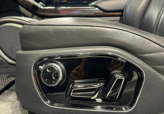 Подержанный автомобиль Audi A8 2015 года (18 фото)
