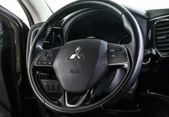 Подержанный автомобиль Mitsubishi Outlander 2018 года (10 фото)