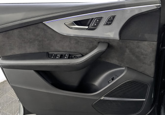 Подержанный автомобиль Audi Q8 2021 года (19 фото)