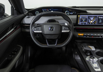 Подержанный автомобиль Changan UNI-V 2023 года (10 фото)