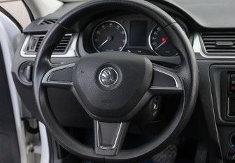 Подержанный автомобиль Skoda Rapid Liftback 2014 года (16 фото)