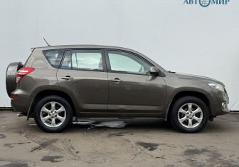Подержанный автомобиль Toyota RAV4 2010 года (4 фото)