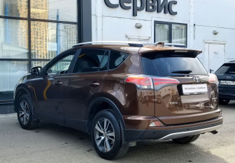 Подержанный автомобиль Toyota RAV4 2017 года (7 фото)