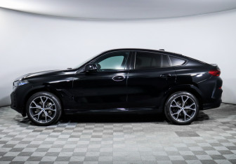 Подержанный автомобиль BMW X6 2023 года (8 фото)