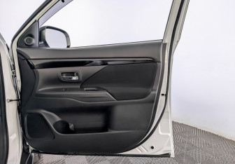 Подержанный автомобиль Mitsubishi Outlander 2019 года (24 фото)