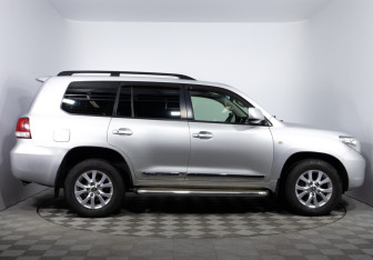 Подержанный автомобиль Toyota Land Cruiser Suv 2008 года (4 фото)