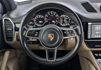 Подержанный автомобиль Porsche Cayenne 2019 года (22 фото)