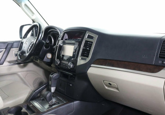 Подержанный автомобиль Mitsubishi Pajero 2017 года (8 фото)