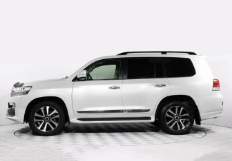 Подержанный автомобиль Toyota Land Cruiser Suv 2019 года (3 фото)