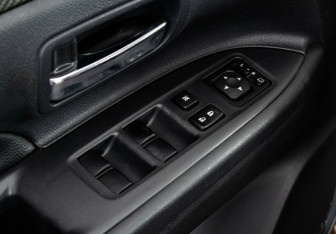 Подержанный автомобиль Mitsubishi Outlander 2012 года (12 фото)